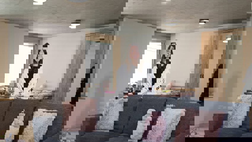  Caroline Bienek in ihrer Wohnung in Buchs. 