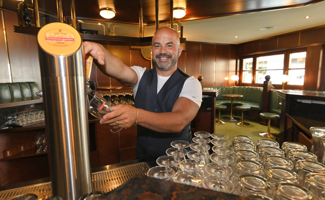 Sein Herz schlägt für das Leben hinter der Bar – neu im Luxor-Pub