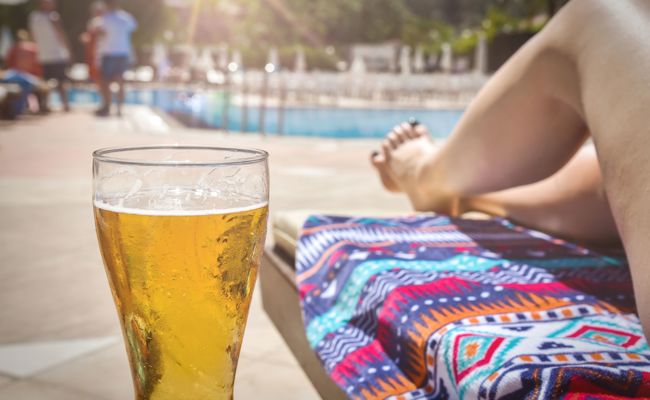 Alkohol in der Badi – wie gut vertragen sich Grade und Promille?