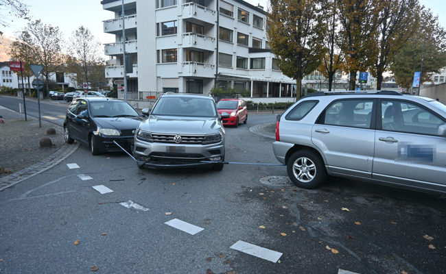 Abschleppseil übersehen: In Vaduz kam es im Linde-Kreisel zu einer Kollision