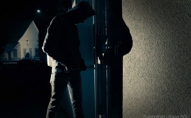 Einbrecher stahl Uhren, Goldmünzen, Schmuck und Kosmetikartikel aus Haus