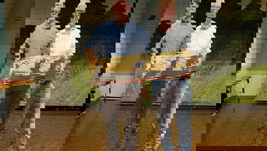  Kjetil Fausch (links) wurde für seine sportlichen Erfolge vom scheidenden Präsident Franco Chiani geehrt. 