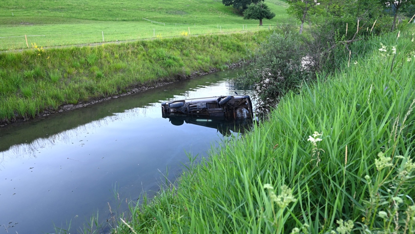 Das Fahrzeug kippte in den Rheintaler Binnenkanal.