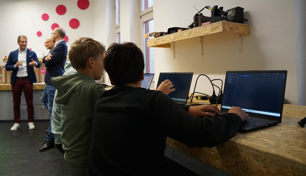 Am Eröffnungsanlass konnte man einigen jungen ICT-Talenten über die Schulter schauen.