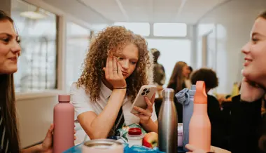 Jugendliche sind daueronline: Wie die Kantone sie und ihre Eltern unterstützen