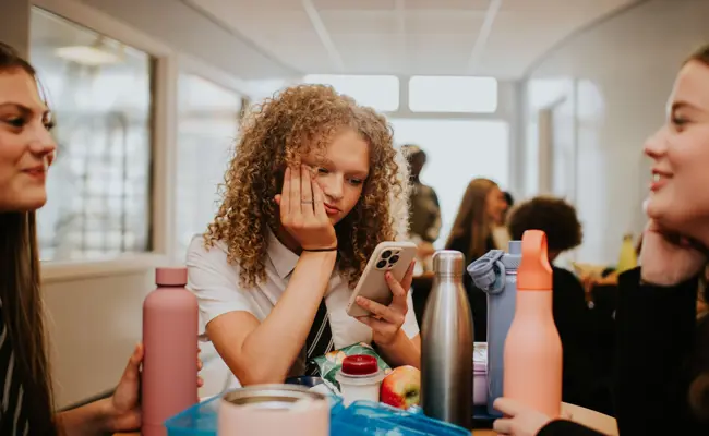 Jugendliche sind daueronline: Wie die Kantone sie und ihre Eltern unterstützen