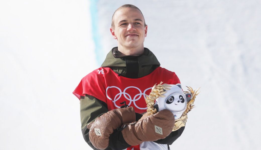  Bronzemedaillengewinner Jan Scherrer versteigert das Olympia-Maskottchen für einen guten Zweck. 