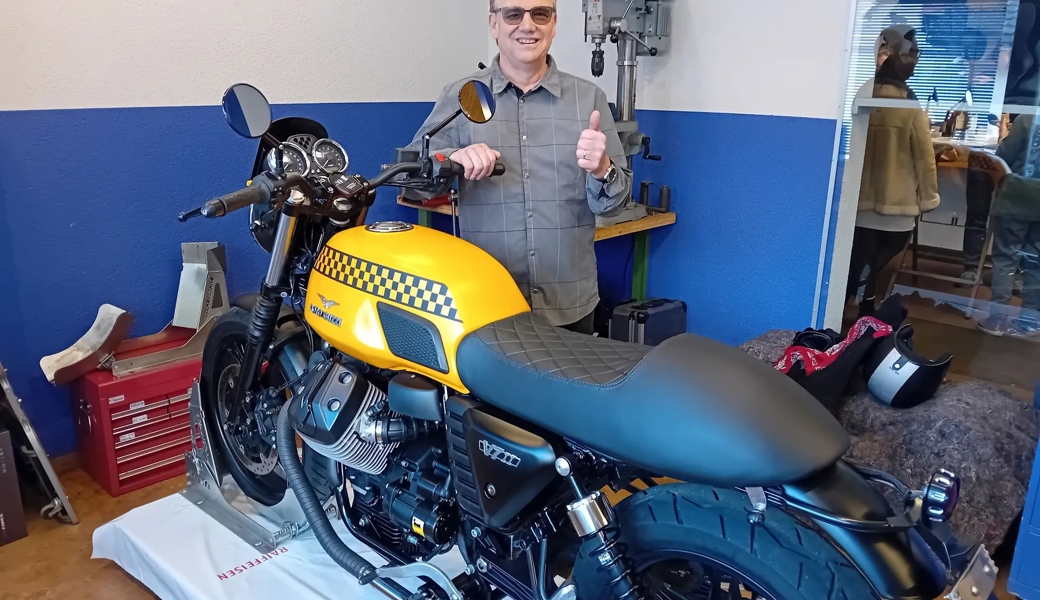 Ernst Bollhalder mit einer sportlichen Guzzi in seiner Werkstatt.