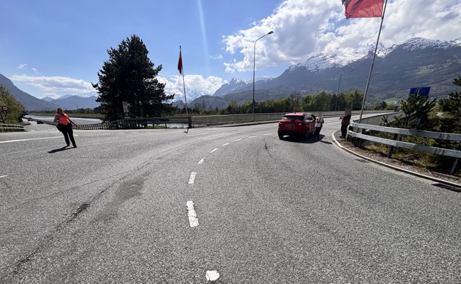 Zeugenaufruf nach Streifkollision auf der Zollstrasse