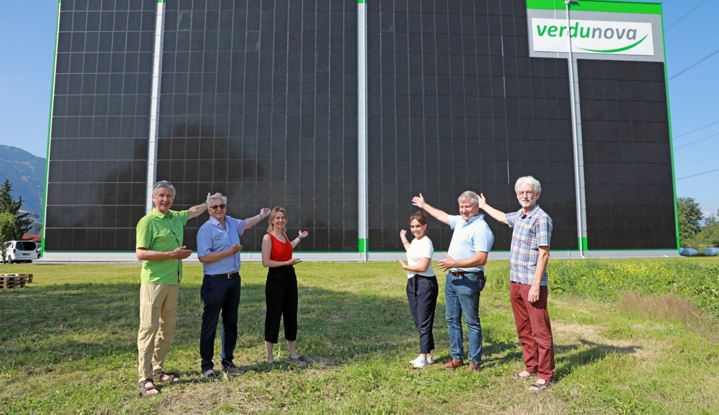 Vor der PV-Anlage (von links): Richard Brusa, Peter Schibli, Stefanie Schibli, Rosina Dürr, Beni Dürr und Josef Brusa.