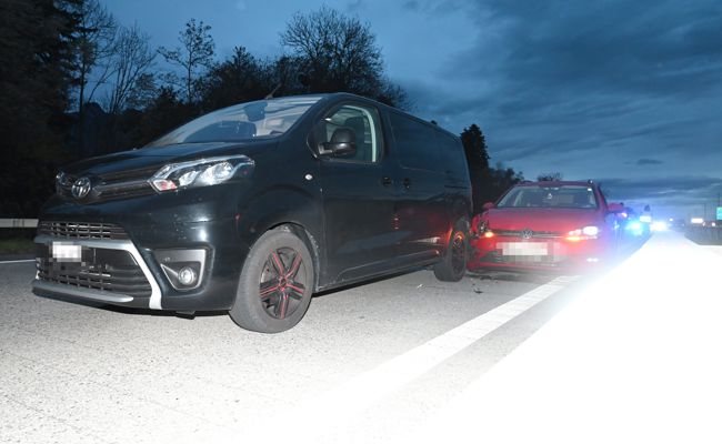 Stau und grosser Sachschaden nach Auffahrunfall auf A13