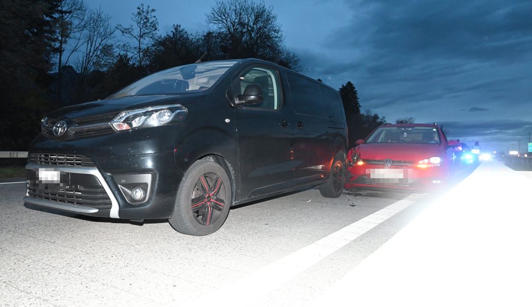 Stau und grosser Sachschaden nach Auffahrunfall auf A13