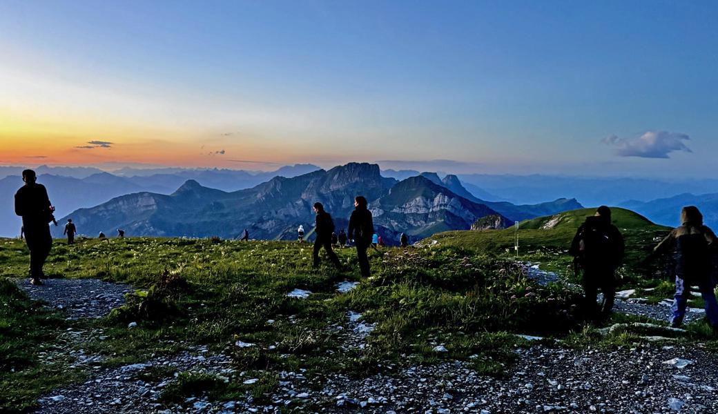 5.18 Uhr: Die Besucher suchen sich ein passendes Örtchen, um auf den Sonnenaufgang zu warten.