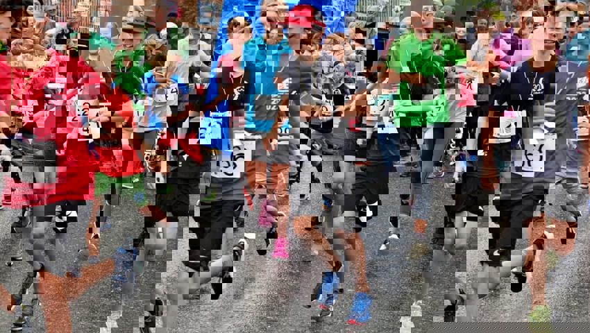  10. September: Mit dem 34. Grabser Zwei-Stunden-Lauf werden 43846 Franken für Entwicklungshilfeprojekte gesammelt. 