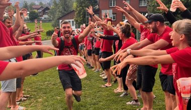 Ohne Geld oder Smartphone: 25 Zweierteams reisten durch die Schweiz und erreichten in Wildhaus das Ziel