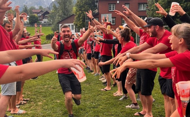 Ohne Geld oder Smartphone: 25 Zweierteams reisten durch die Schweiz und erreichten in Wildhaus das Ziel
