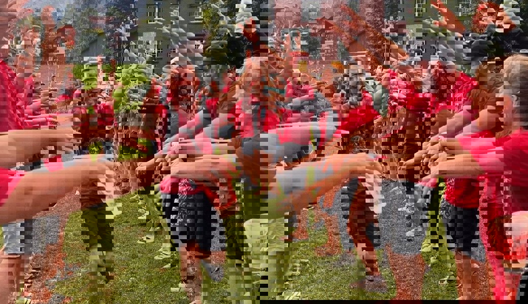 Ohne Geld oder Smartphone: 25 Zweierteams reisten durch die Schweiz und erreichten in Wildhaus das Ziel