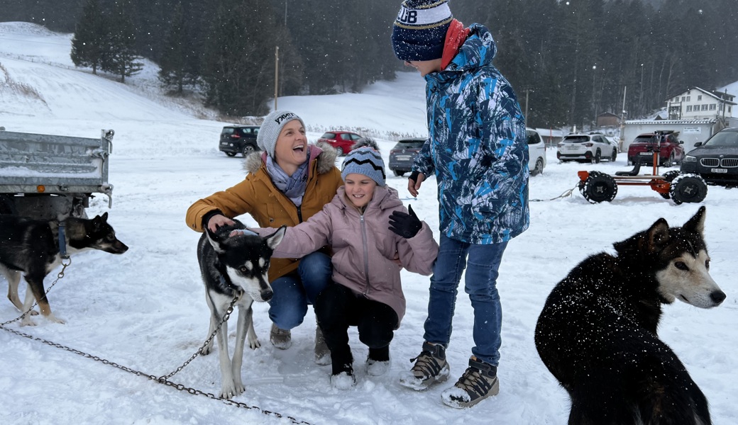 Kinder und Huskies trotzen dem Schneegestöber