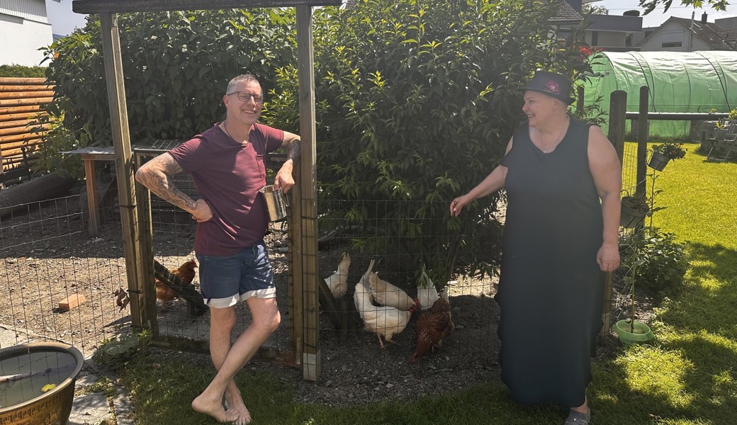 Silvan und Dunja Kühnis vor ihrem selbstgebauten Hühnergehege: «Im Winter dürfen die Hühner im ganzen Garten frei herumlaufen», sagt Silvan Kühnis. Bisher sei keines der Tiere ausgebüxt. «Und wenn doch mal eines weg war, kam es immer freiwillig zurück.»