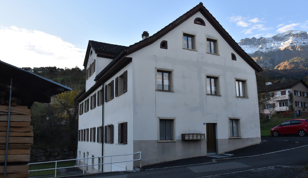 Vier von fünf Wohnungen sind besetzt: das Mehrfamilienhaus an der Oberfelsbachstrasse 15 steht zum Verkauf.