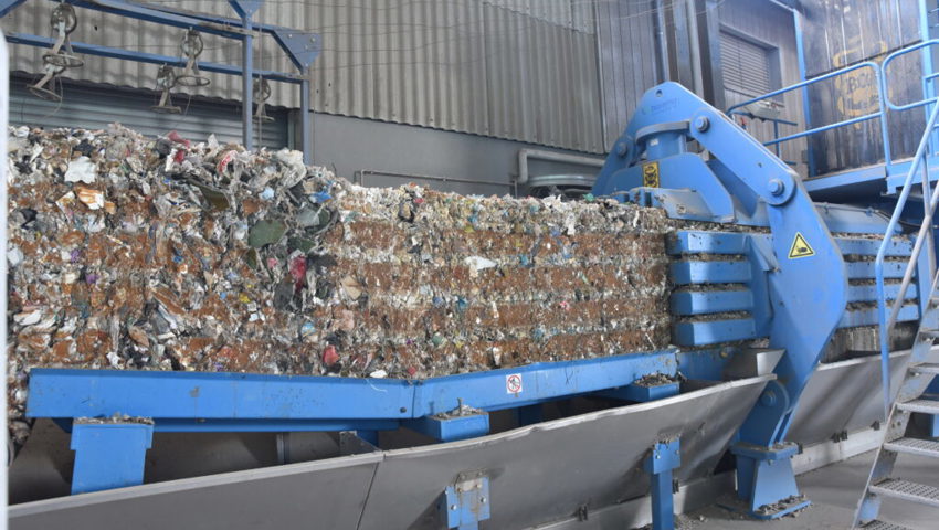  Die Anlage in Sennwald, in der die Abfallballen gepresst werden.