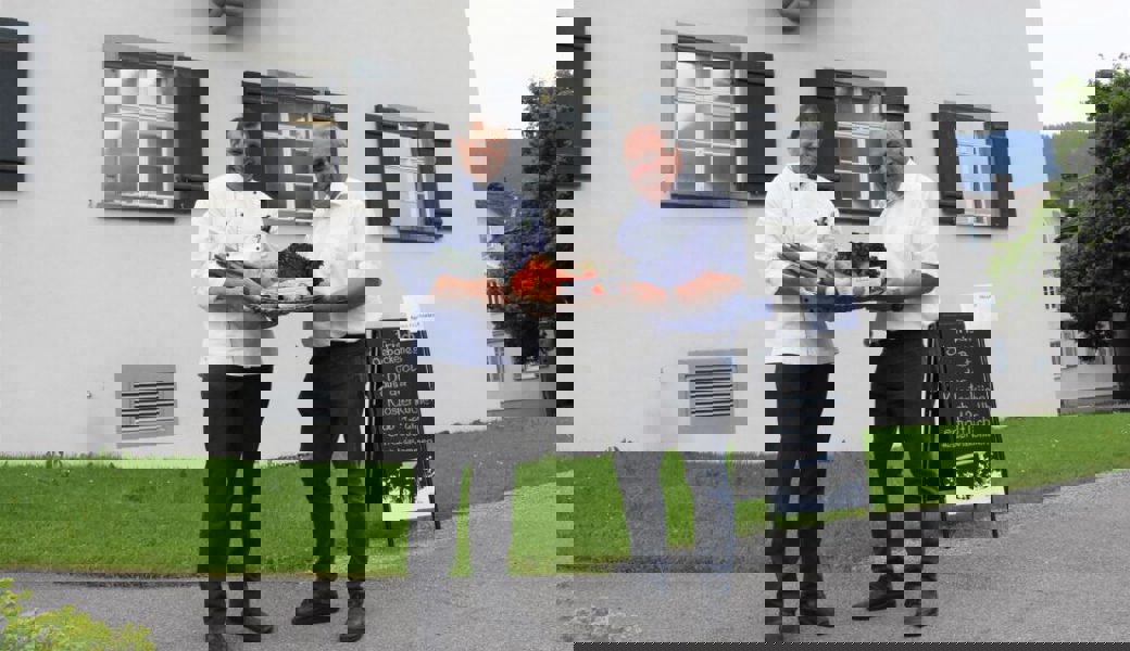  Küchenchef Ralph Hagen (links) und Götz Rübsaamen, Vorstandsmitglied und Stiftungsrat, sorgen dafür, dass die Bewohner, Klienten und Mitarbeiter im Johanneum, gesund, ausgewogen und vor allem gut essen. 