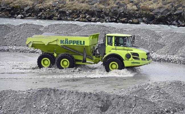 Steine stapeln für mehr Sicherheit: Im Rhein herrscht reger Bauverkehr