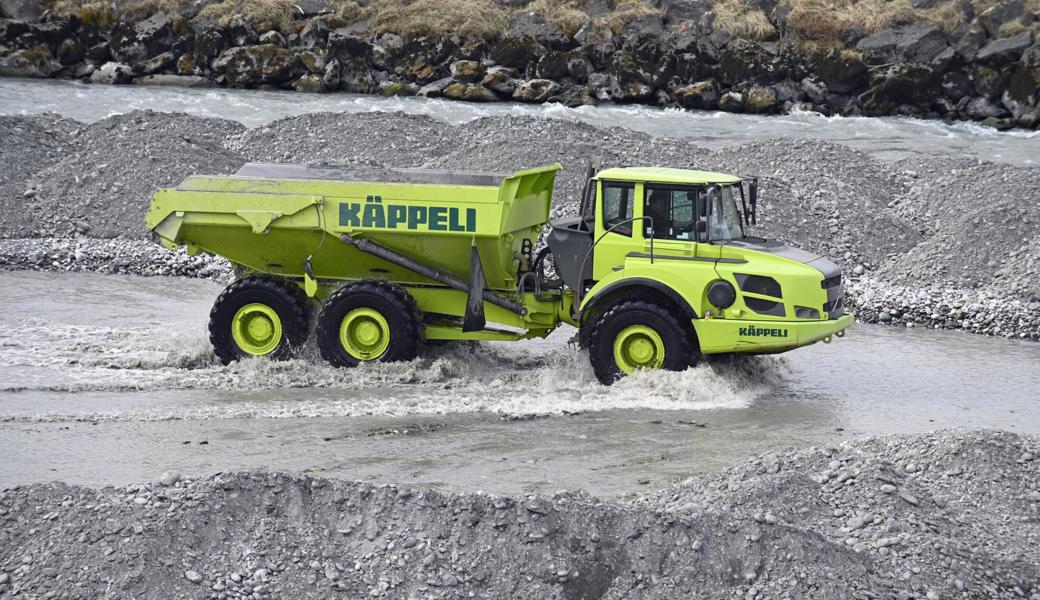 Bagger und Lastwagen bereiten seit Mitte Woche die anstehende Sanierung des Blockwurfs vor.