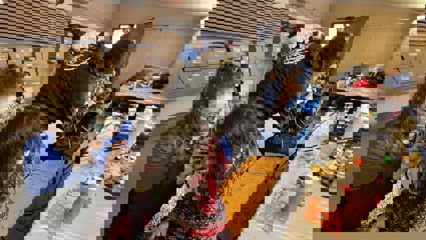  Alle Hände voll zu tun: Zahlreiche Kinder wollten sich schminken lassen. 