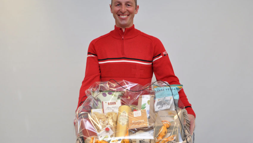  Ein Korb voller Köstlichkeiten für Hansueli Gantenbein, Sieger des Ehrenpreises. 