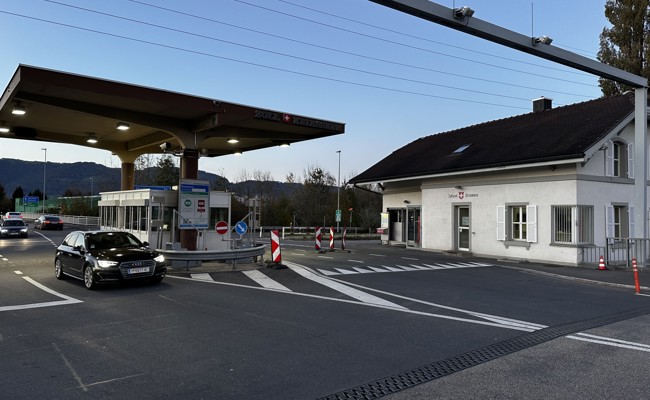 Gefälschten Ausweis am Zoll vorgelegt