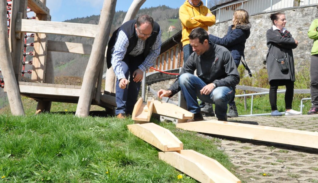  Schulleiter Jürg Raschein (links) und Bauverwalter Thomas Diezig liessen als Erste eine Kugel über die Kugelbahn rollen. 