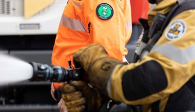 Wegen technischem Defekt: Auto gerät auf Parkplatz in Brand – Feuerwehr muss ausrücken