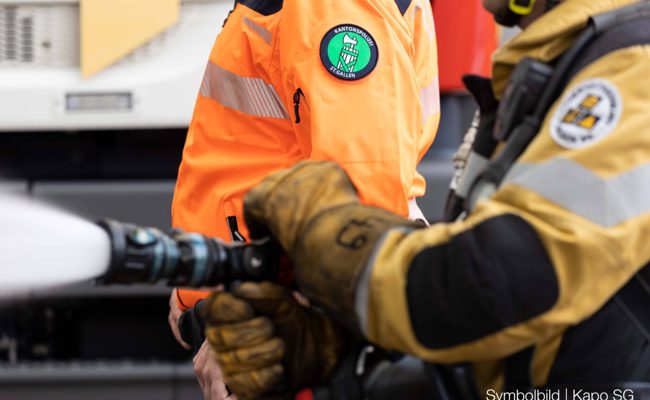 Wegen technischem Defekt: Auto gerät auf Parkplatz in Brand – Feuerwehr muss ausrücken