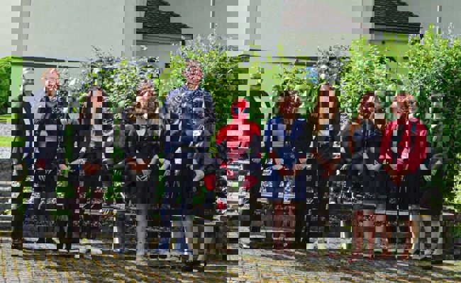 Held:innen und Feste als Themen: Bei bester Stimmung feierten 15 Jugendliche ihre Konfirmation