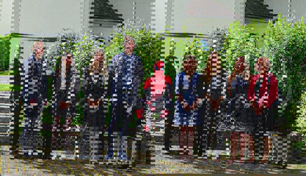  Konfirmation an Auffahrt in Sennwald: Die Klasse von Sabine Weber mit Spiderman und Pfarrerin Nanette Rüegg. 