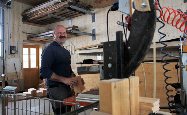 "Schindeln machen ist eine Arbeit für die Ewigkeit", sagt Christian Lieberherr