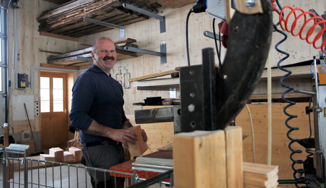  Christian Lieberherr stellt an der Vorspaltmaschine die Mösel her. Bilder: Fränzi Göggel