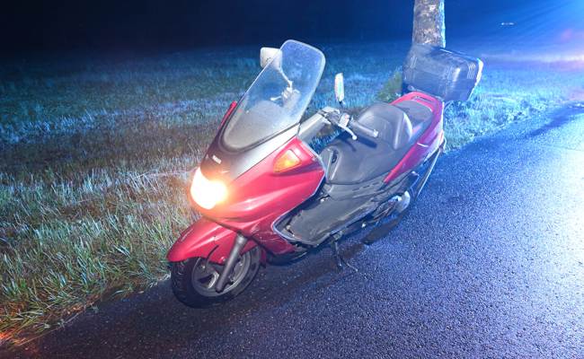 Alkoholisiert mit Roller ins Wiesland und in Baum gefahren