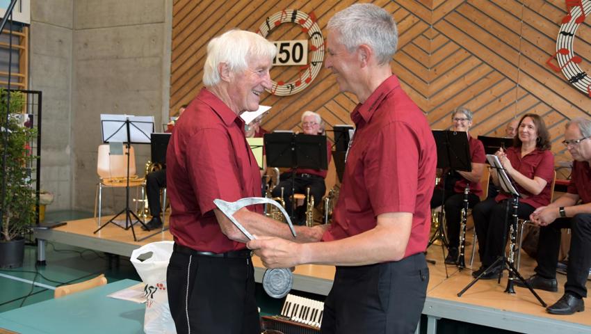 Präsident Paul Schlegel verabschiedet den Dirigenten Josef Althaus.