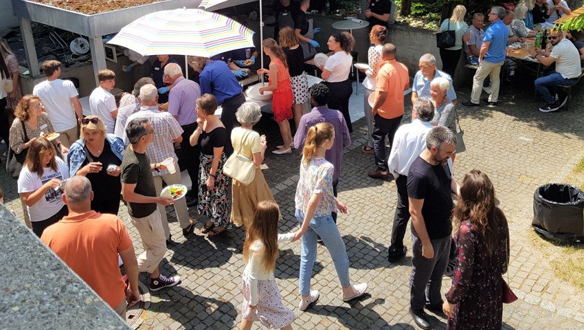 In und ums Pfarreiheim wurde verpflegt, im Bild der Grillstand. In und ums Pfarreiheim wurde verpflegt, im Bild der Grillstand.