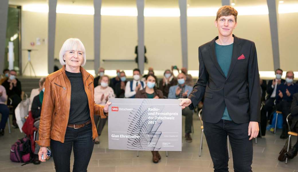Den Radio- und Fernsehpreis der SRG Ostschweiz erhalten: Preisträger Gian Ehrenzeller, aufgewachsen in Buchs und heute wohnhaft in Valens, nimmt die Würdigung von Hildegard Jutz, Mitglied Publikumsrat SRG Ostschweiz, entgegen. 
