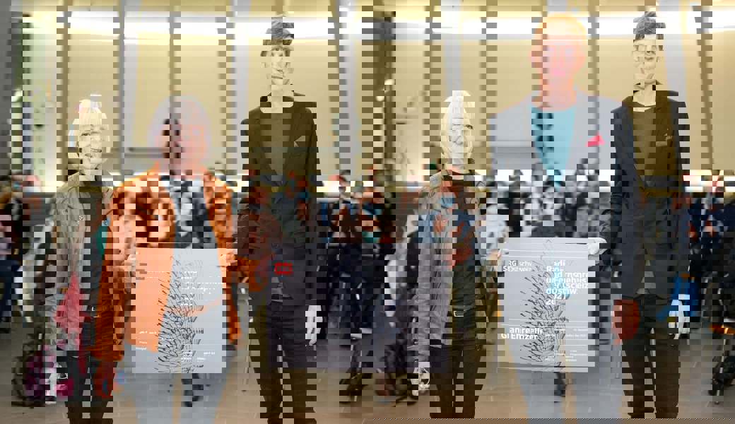 Den Radio- und Fernsehpreis der SRG Ostschweiz erhalten: Preisträger Gian Ehrenzeller, aufgewachsen in Buchs und heute wohnhaft in Valens, nimmt die Würdigung von Hildegard Jutz, Mitglied Publikumsrat SRG Ostschweiz, entgegen. 