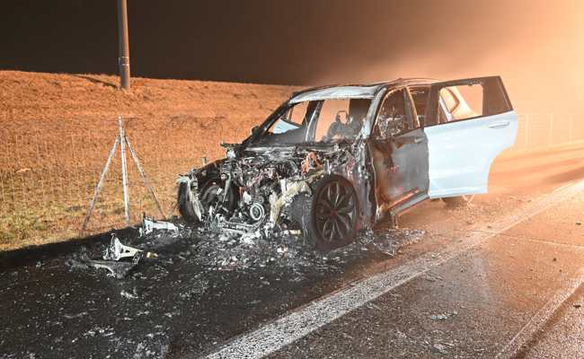 Auto geht in Flammen auf – über 100'000 Franken Schaden