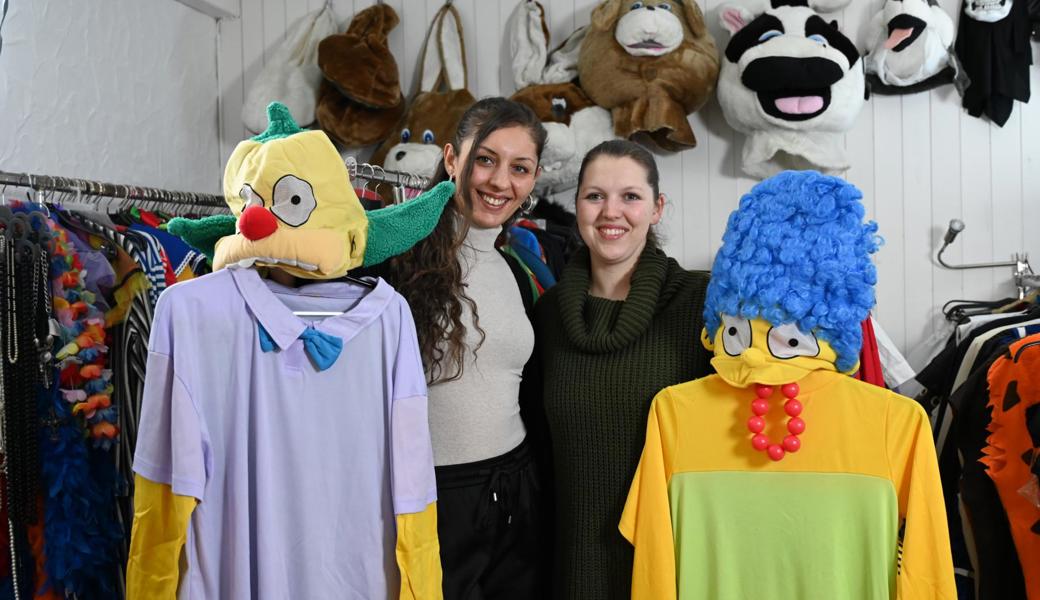 Mine Kancevizoglu (links) und Jasmin Hess haben zweieinhalb Schiffscontainer voll Kostüme übernommen. 