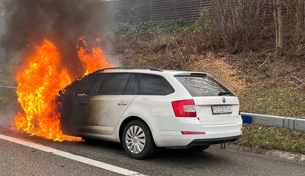 Zuerst Rauch aus dem Motorraum, dann fängt das Auto Feuer. 