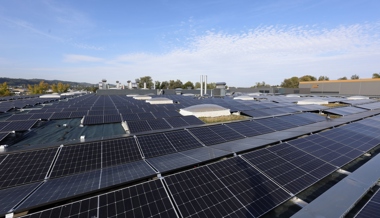 Damit das Netz auch an sonnigen Tagen stabil bleibt: Stromversorger setzen auf Batterien