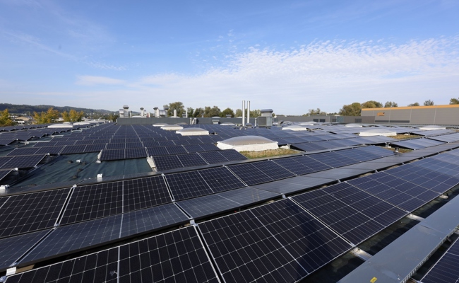 Damit das Netz auch an sonnigen Tagen stabil bleibt: Stromversorger setzen auf Batterien