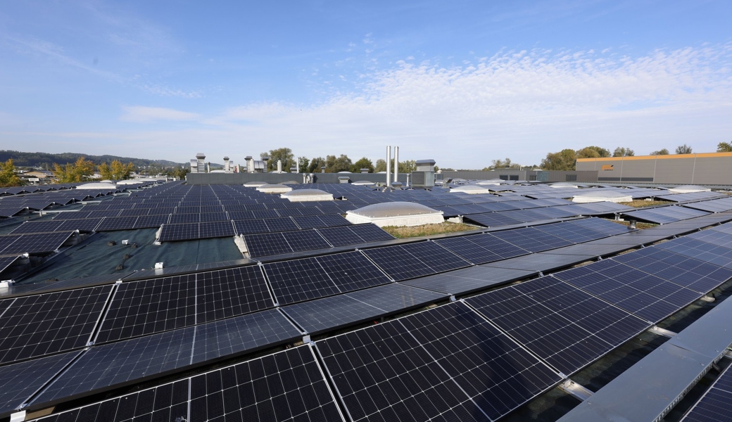 Solaranlagen, wie diese auf dem Dach der Trunz in Steinach, stellen Elektrizitätswerke vor Herausforderungen. 