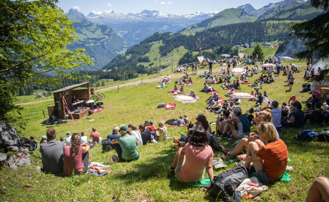 Zwei Aktivitäten gleichzeitig in vollen Zügen geniessen: Wandern und Konzertbesuch